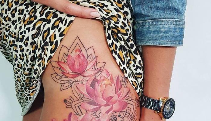 Татуировка цветы для девушки чб